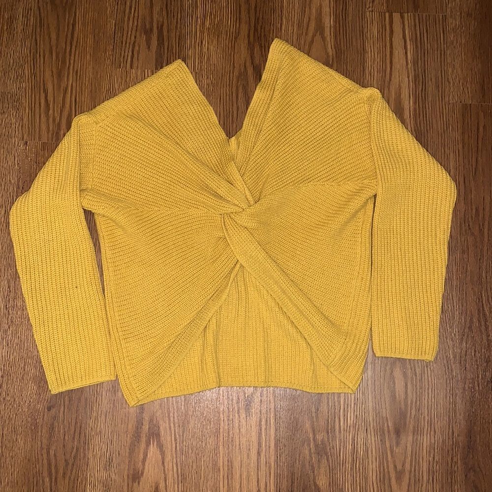 Active one V Neck knot back out yellow sweater size L.